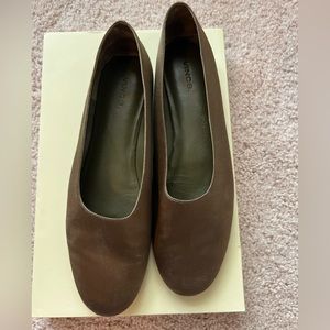 VINCE brand women’s shoes. Size 11 Satin olive / army green fabric